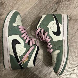 Air Jordan 1 Mid SE “Dutch Green” sneakers